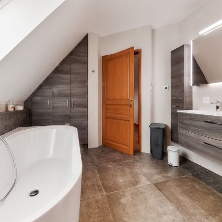 Aménagement d'une salle de bain avec wc