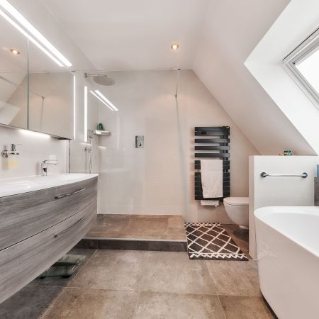 Aménagement d'une salle de bain avec wc