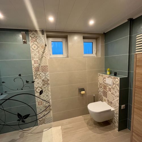 Transformation complète d'une salle de bain avec wc