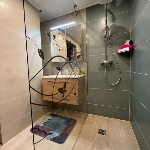 Transformation complète d'une salle de bain avec wc
