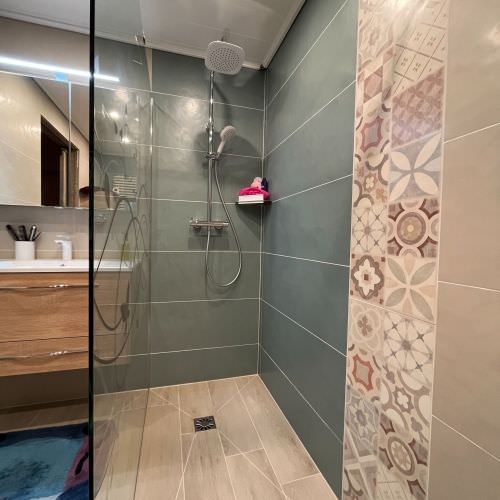 Transformation complète d'une salle de bain avec wc