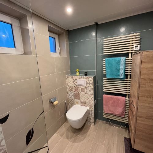 Transformation complète d'une salle de bain avec wc