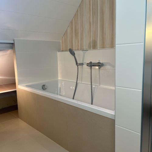 Salle de bain dans les tonalités claires