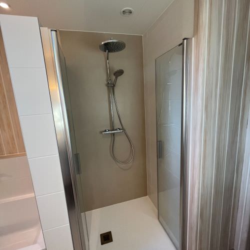 Salle de bain dans les tonalités claires