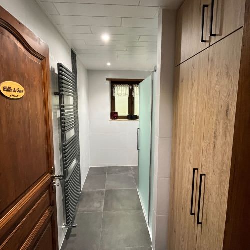 Réorganisation d'une salle de bain avec douche