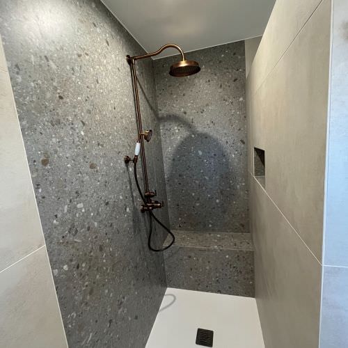 Salle de bain avec douche et baignoire