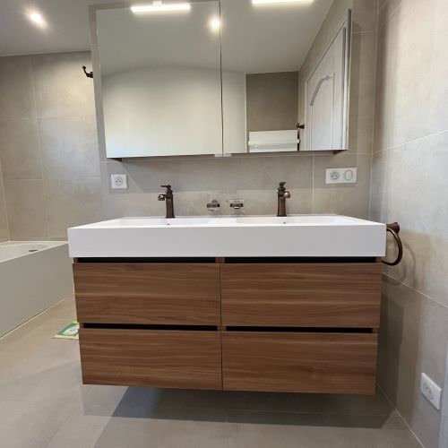 Salle de bain avec douche et baignoire