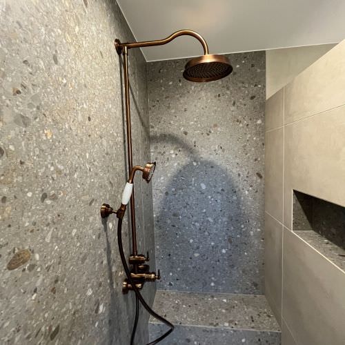 Salle de bain avec douche et baignoire