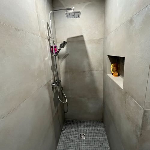 Rénovation d'une salle de bain béton