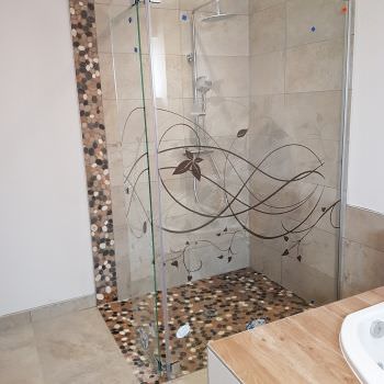 Salle de bain avec baignoire balnéo