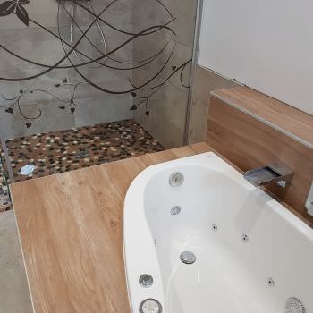 Salle de bain avec baignoire balnéo