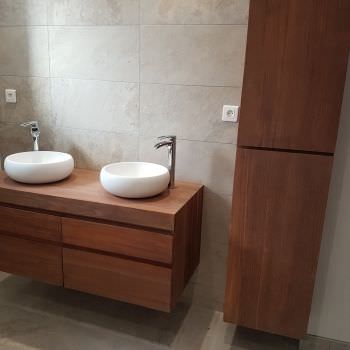 Salle de bain avec baignoire balnéo