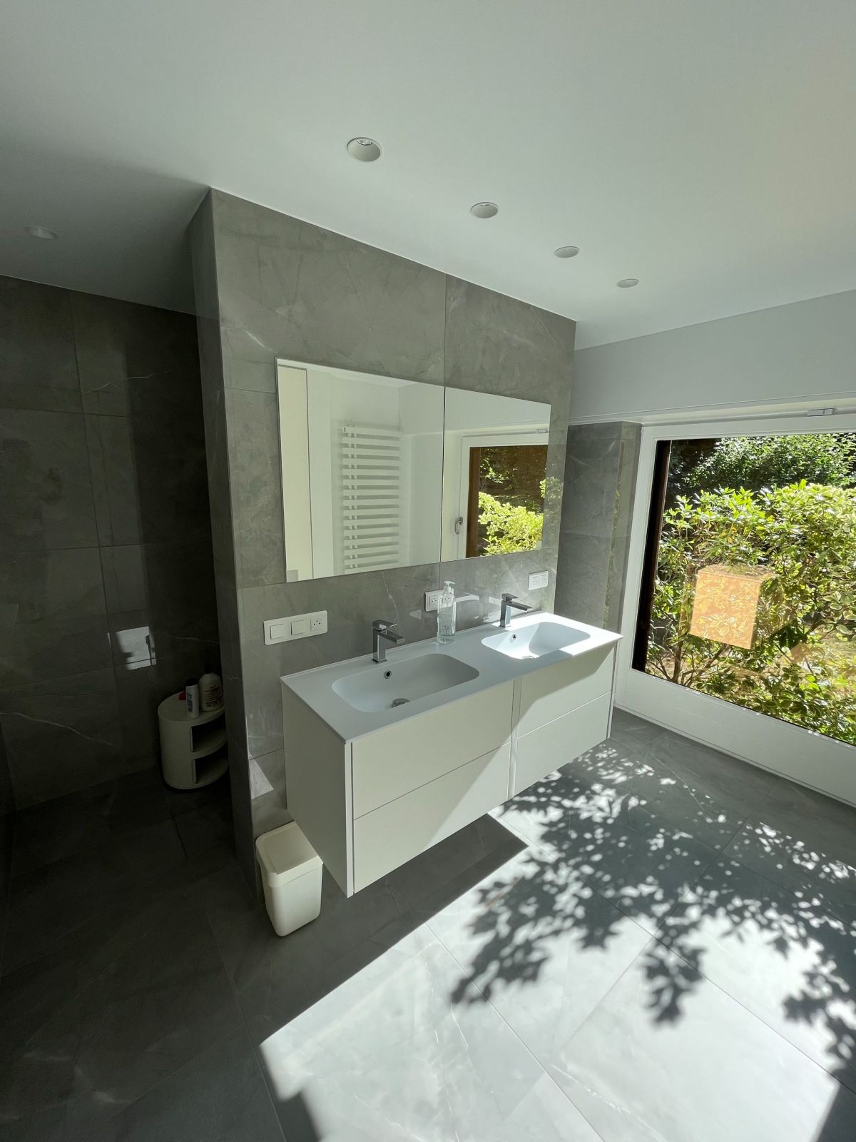 Rénovation d'une salle de bain aux effets marbre gris