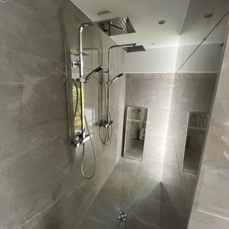 Rénovation d'une salle de bain aux effets marbre gris
