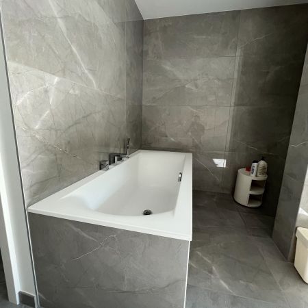 Rénovation d'une salle de bain aux effets marbre gris