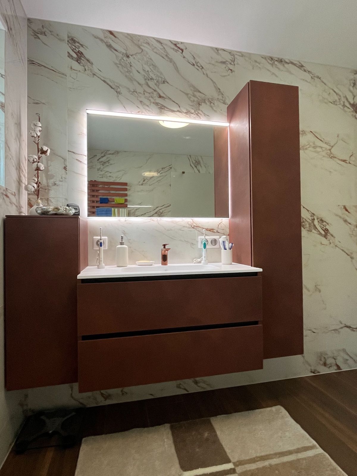 Rénovation d'une salle de bain effets bois et marbre