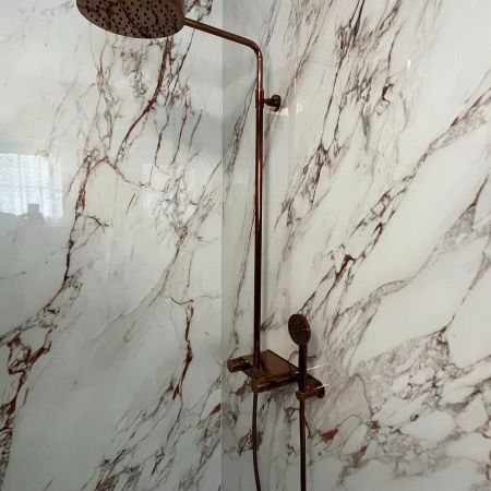 Rénovation d'une salle de bain effets bois et marbre