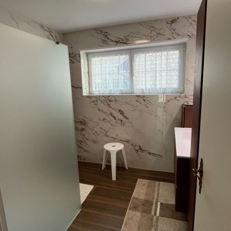 Rénovation d'une salle de bain effets bois et marbre