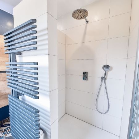 Rénovation d'une salle de bain aux carreaux effets ciment Rénovation d'une salle de bain aux carreaux effets ciment