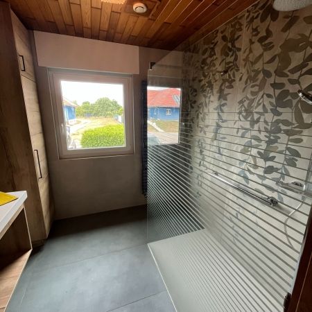 Une salle de bain rénovée avec poésie