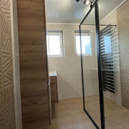 Rénovation d'une salle de bain dans les tons naturels