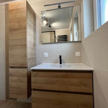 Rénovation d'une salle de bain dans les tons naturels