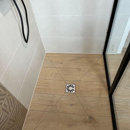 Rénovation d'une salle de bain dans les tons naturels