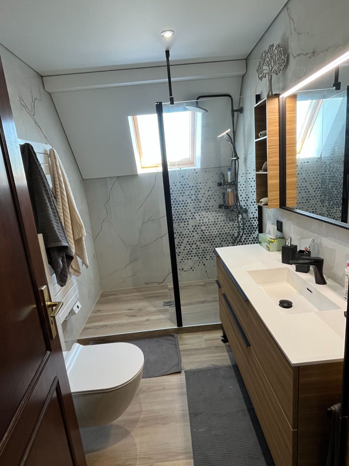 Une salle de bain élégante avec un WC