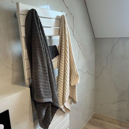 Une salle de bain élégante avec un WC