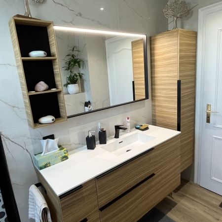 Une salle de bain élégante avec un WC