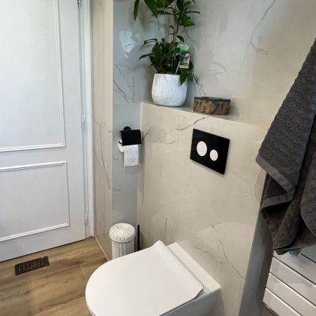 Une salle de bain élégante avec un WC