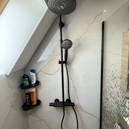 Une salle de bain élégante avec un WC