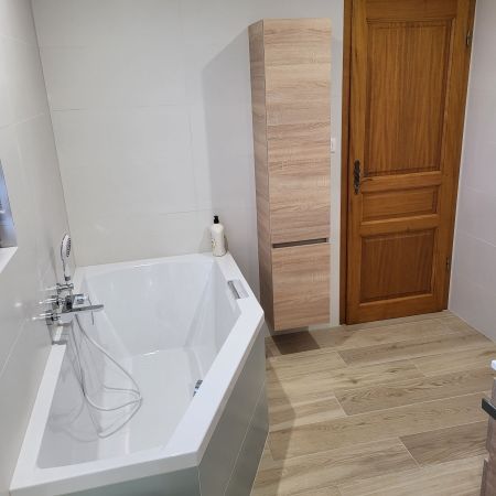 Une salle de bain rénovée avec douceur