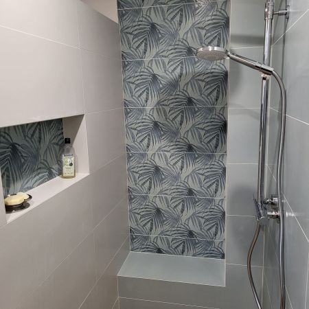 Une salle de bain rénovée avec douceur
