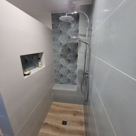 Une salle de bain rénovée avec douceur