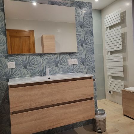 Une salle de bain rénovée avec douceur