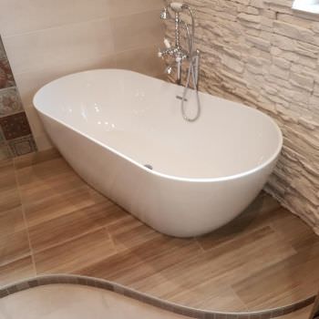 Salle de bain cosy avec robinetterie RETRO