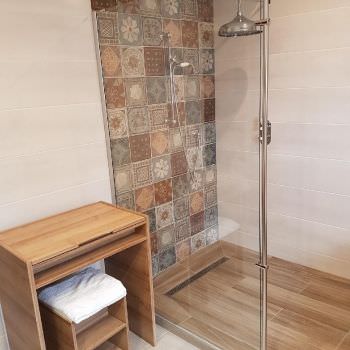 Salle de bain cosy avec robinetterie RETRO