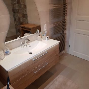 Salle de bain cosy avec robinetterie RETRO