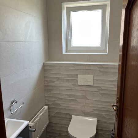 WC rénové dans les tons neutres