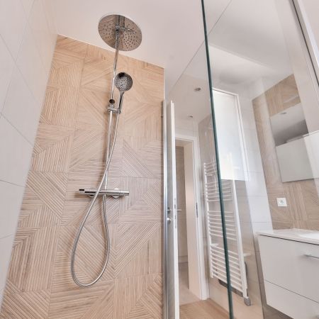 Le tangram au rdv dans cette rénovation salle de bain