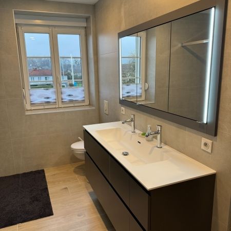 Une salle de bain aux fonctionnalités familiales