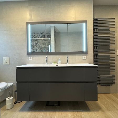 Une salle de bain aux fonctionnalités familiales