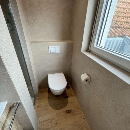 Une salle de bain aux espaces bien définis