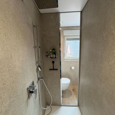 Une salle de bain aux espaces bien définis