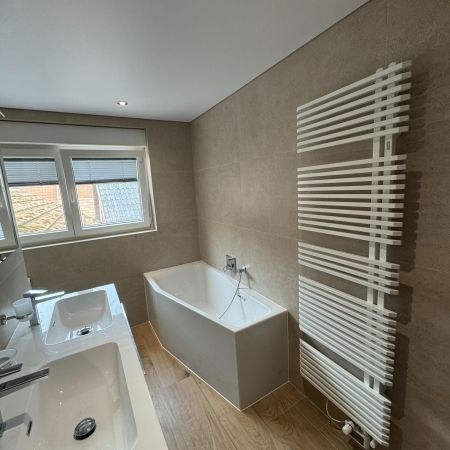 Une salle de bain aux espaces bien définis