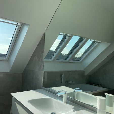 Une salle de bain qui reflète la lumière