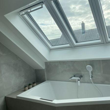 Une salle de bain qui reflète la lumière