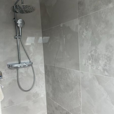 Une salle de bain qui reflète la lumière