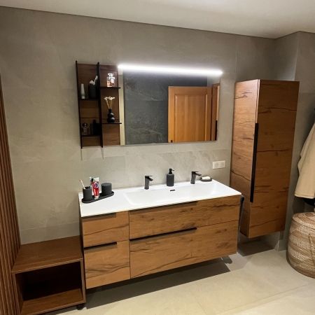 Réalisation d'une salle de bain avec des grands carreaux